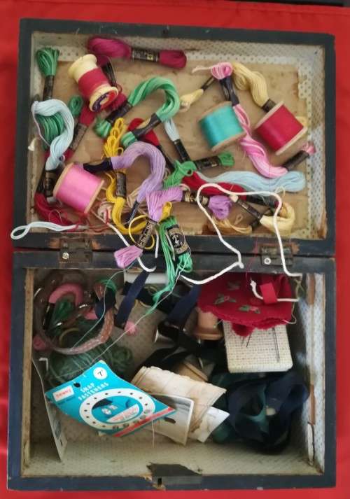 SEWING KIT- CONDITION AS PER PICTURES  -PLEASE C BELOW