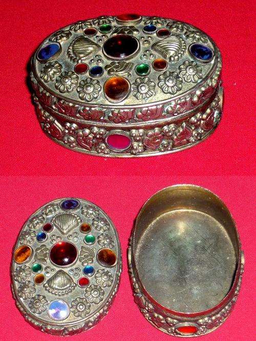 VINTAGE PILL BOX 7x5x3cm- READ DESC, SEE PICs BELOW - POSTAGE R60