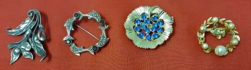 4 Brooches Lot 3 - Please view Pictures as they part of the description