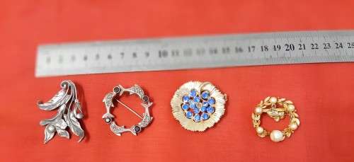 4 Brooches Lot 3 - Please view Pictures as they part of the description