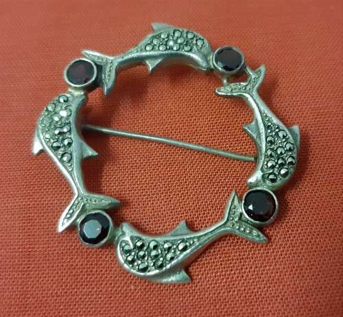 4 Brooches Lot 3 - Please view Pictures as they part of the description