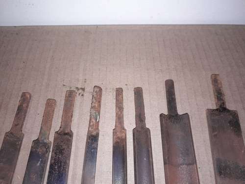 5 CARVING CHISELS & 8 CHISEL BLADES - R125 START