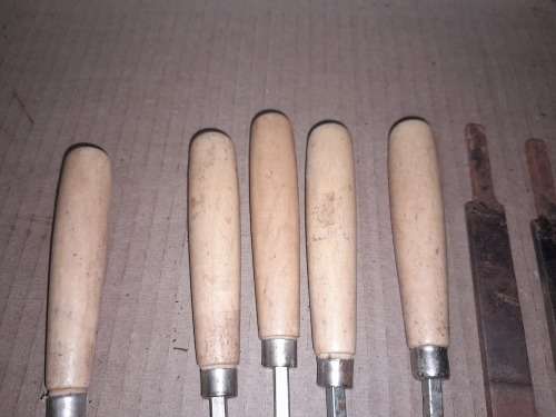 5 CARVING CHISELS & 8 CHISEL BLADES - R125 START