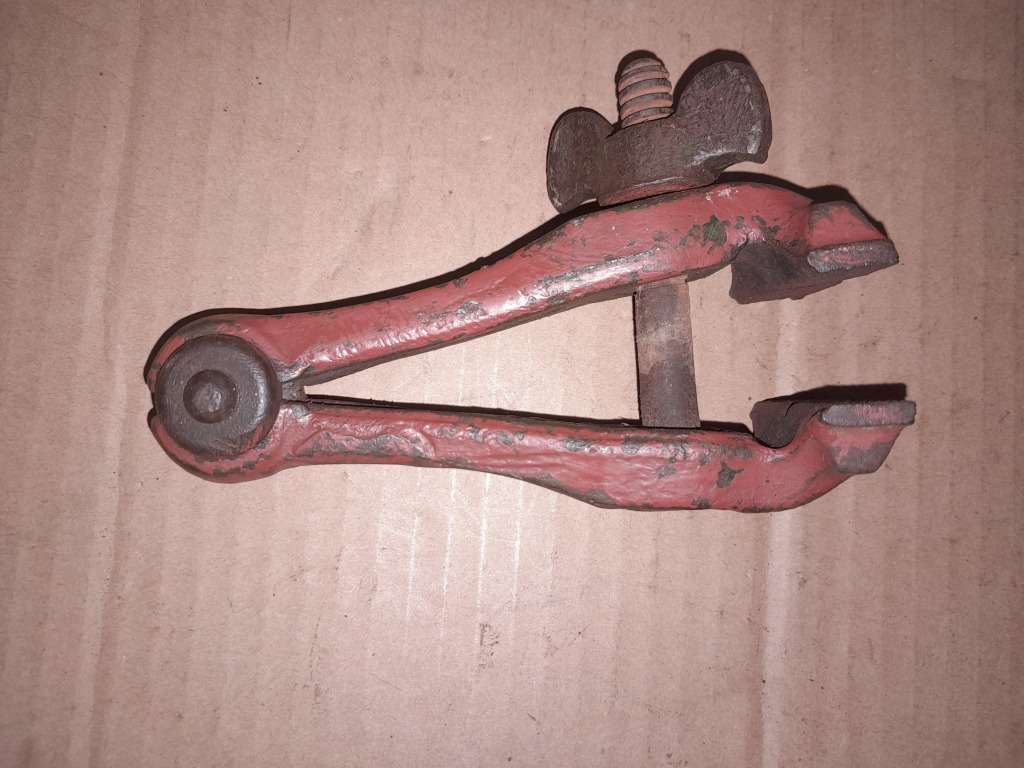 VINTAGE HAND VICE  - PLEASE SEE PICTURES FOR OVERALL CONDITION