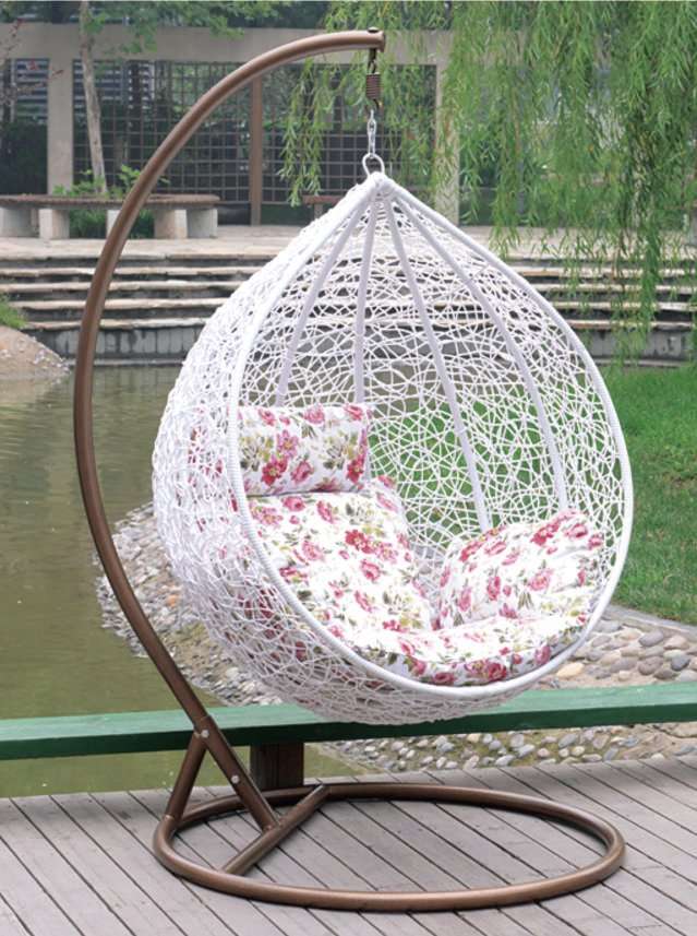 Hanging patio / garden / balcony swing chairs
