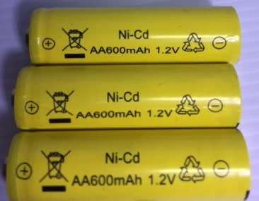 *ONLY 4 TO GO*QUALITY SOLAR SECURITY LIGHT WITH SENSOR AND REMOVABLE RECHARGEABLE BATTERIES