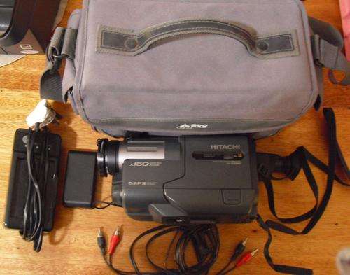 OLD 8 mm HITACHI VIDEO CAMERA (COMPLETE)