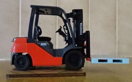 TOYOTA FORKLIFT COLLECTORS MODEL- SCALE 1/23 (NOT A TOY)