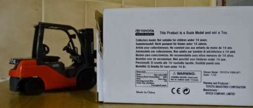 TOYOTA FORKLIFT COLLECTORS MODEL- SCALE 1/23 (NOT A TOY)