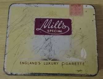 VINTAGE MILLS SPECIAL CIGARETTE TIN BOX (MADE IN ENGLAND - 9 CM X 7,5 CM X 1.5 CM)