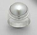 Fresh water pearl ring      SIZE  6