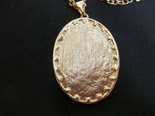 Mother of pearl Necklace with 20 cubic Zirconia's. Please see pics for details