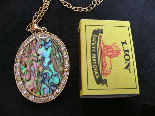 Mother of pearl Necklace with 20 cubic Zirconia's. Please see pics for details