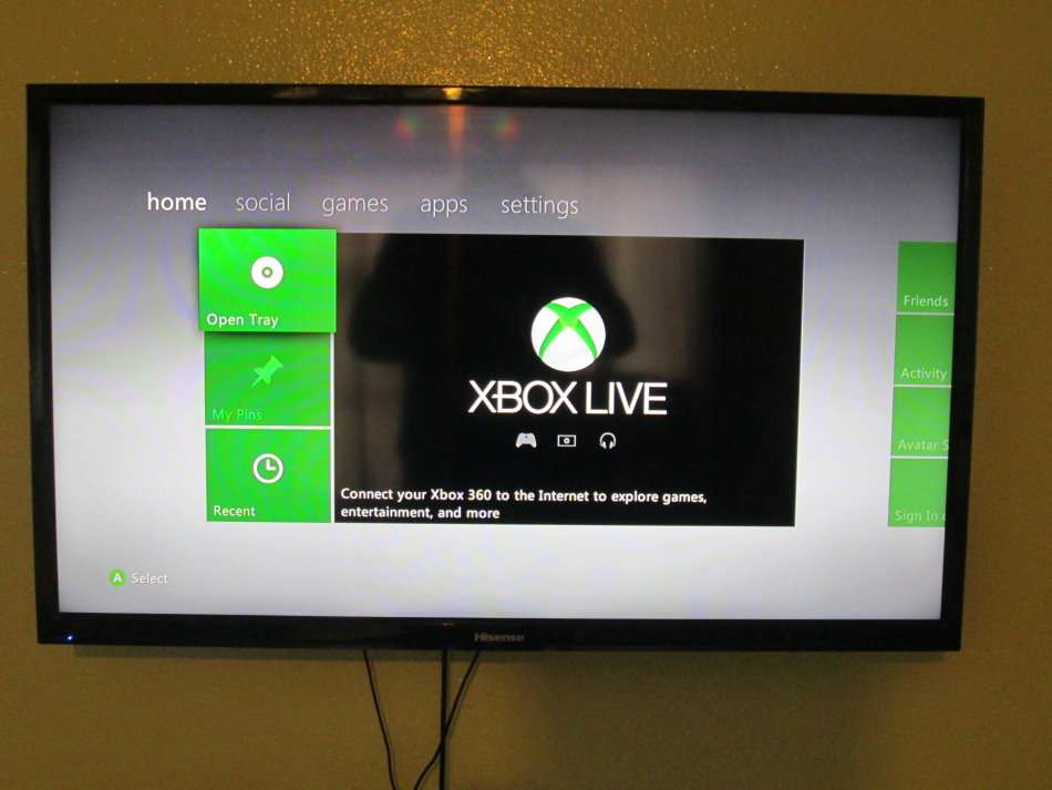 Xbox 360 Slim 250 GB With 2 Controllers and 8 Games ***SALE SALE SALE**LIKE NEW