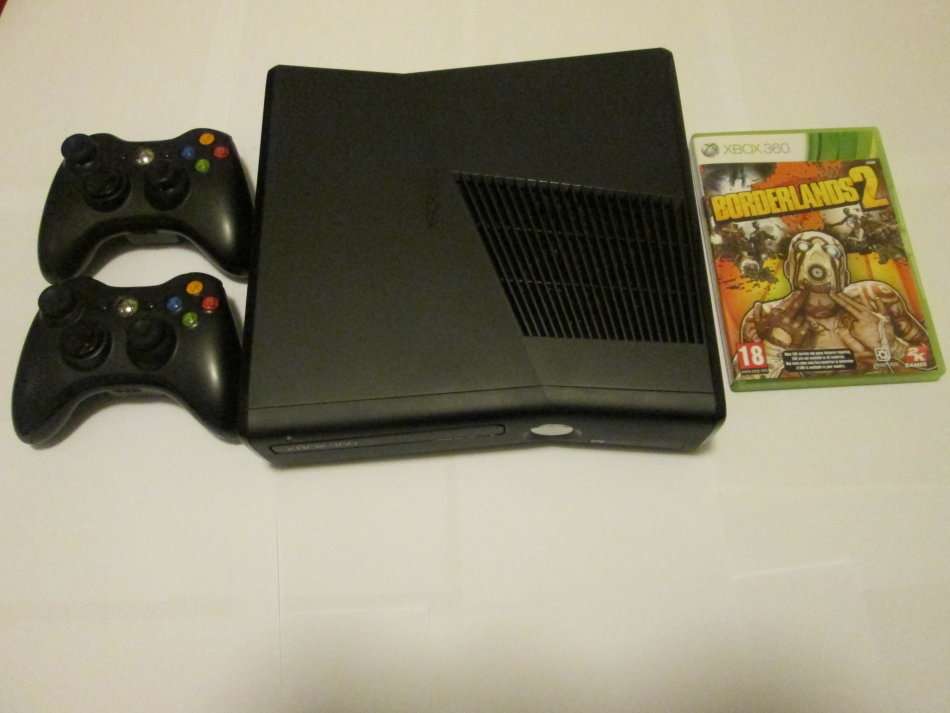 Xbox 360 Slim 250 GB With 2 Controllers and 8 Games ***SALE SALE SALE**LIKE NEW