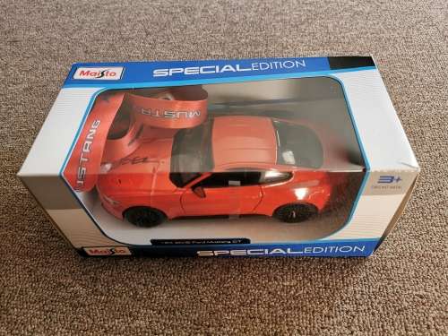 1:24 Ford Mustang signed by designer of car`s exterior