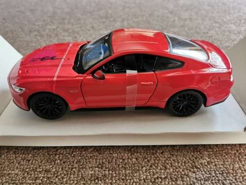 1:24 Ford Mustang signed by designer of car`s exterior