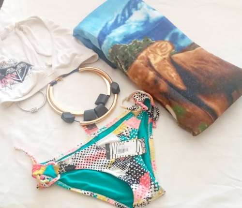 BEACH GLAM KIT RoxyVolcom Bikini Set with Fashion Jewellery and Towel (Size M)