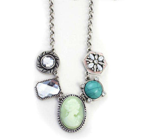 FASHIONABLE NECKLACE