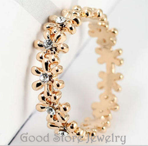 BEAUTIFUL FASHION SWAROVSKI RING ***SIZE 8