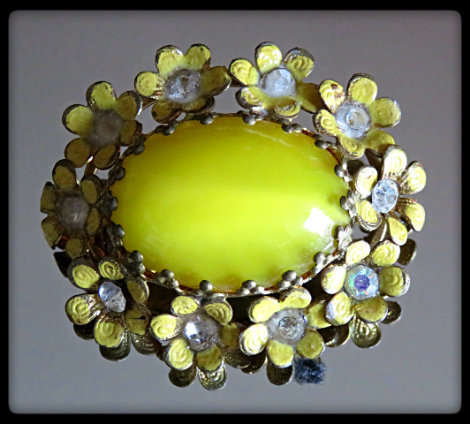 Lovely  Yellow and Gold Tone Vintage Brooch -
