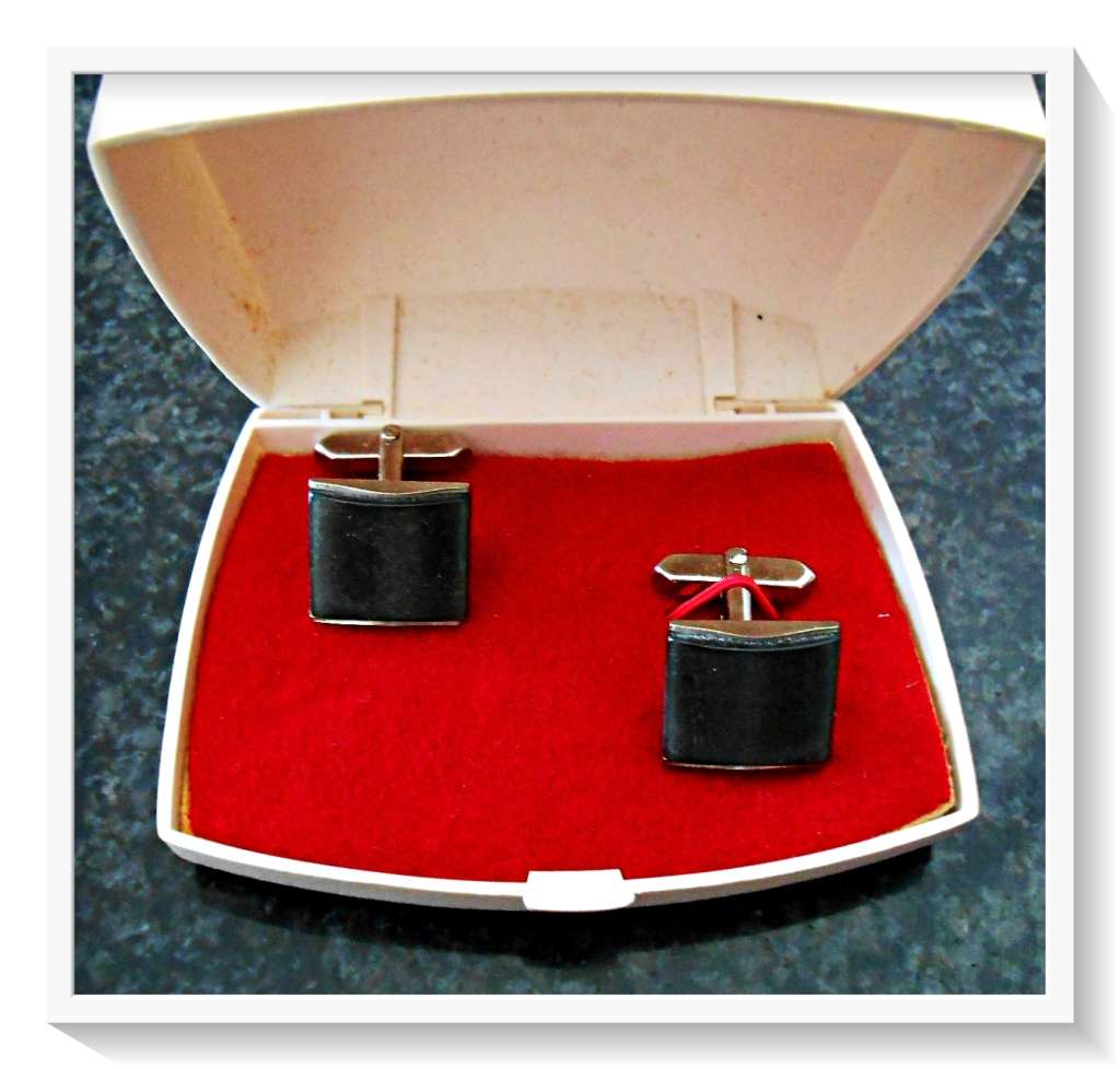 Beautiful Dark Agate or Onyx Gold Tone Cufflinks - Retro Vintage Style Second Hand - Good Condition*