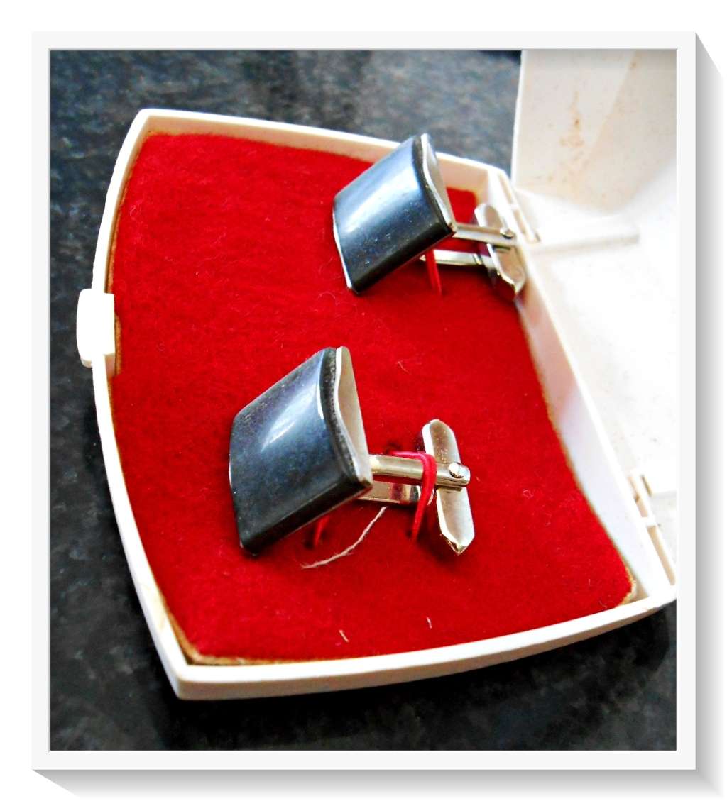 Beautiful Dark Agate or Onyx Gold Tone Cufflinks - Retro Vintage Style Second Hand - Good Condition*