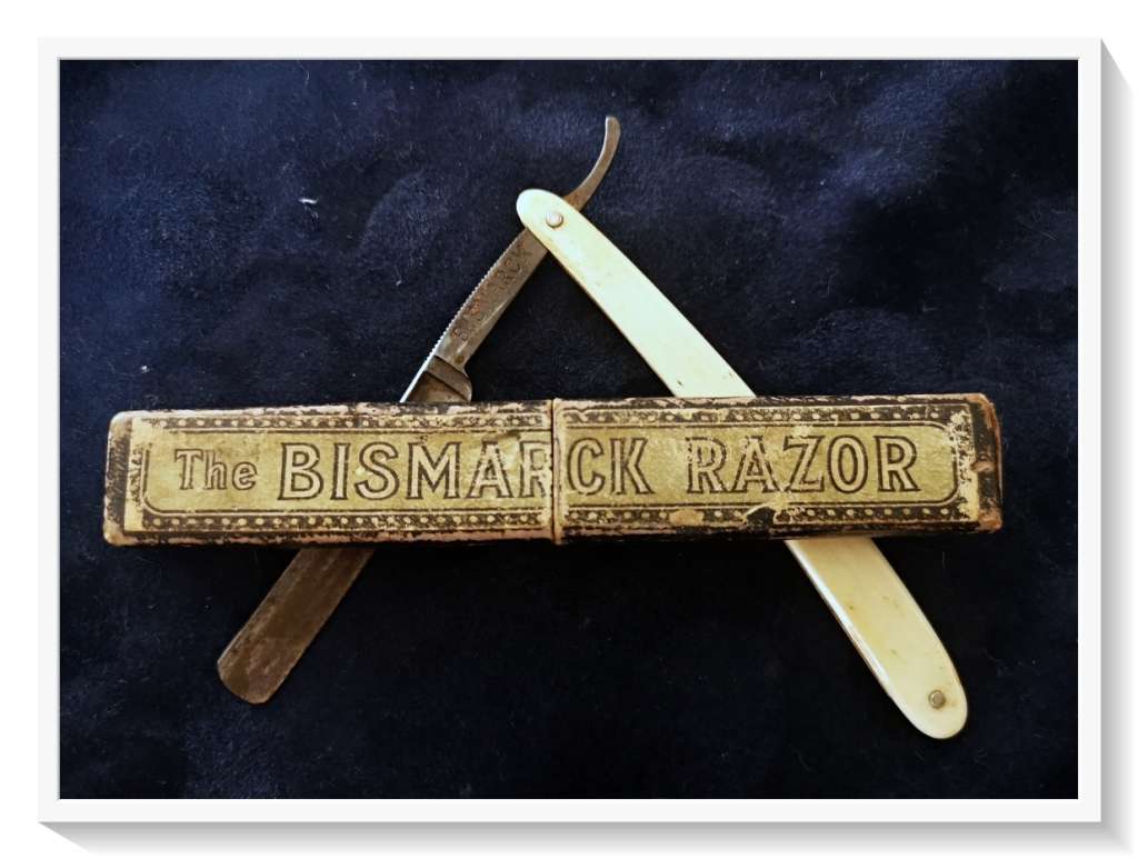 Original THE BISMARCK RAZOR Vintage Bakelite & Steel Shaving Blade - Beautiful and in Slip-case*