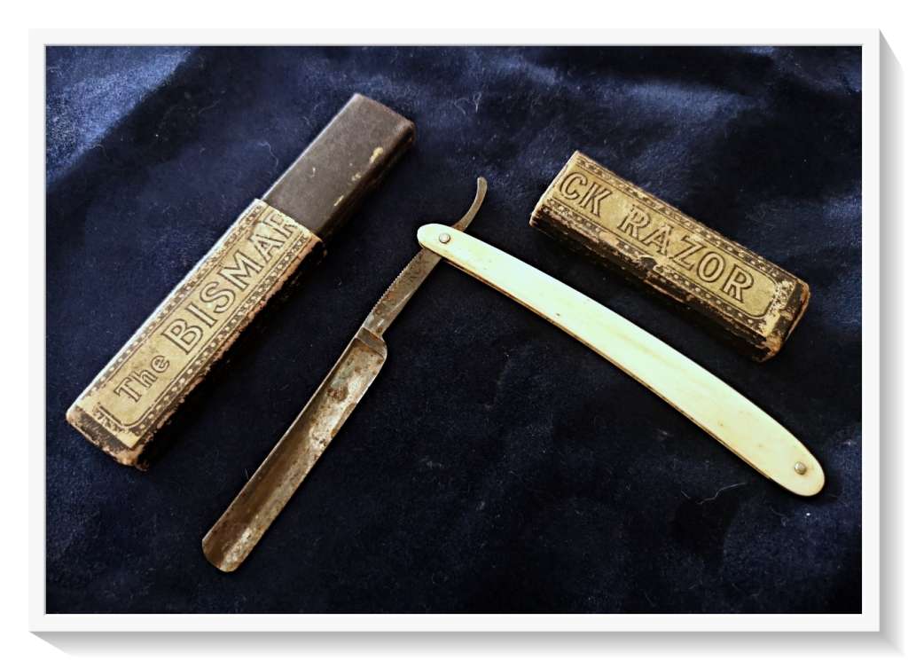 Original THE BISMARCK RAZOR Vintage Bakelite & Steel Shaving Blade - Beautiful and in Slip-case*