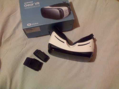 Samsung Gear VR powered by Oculus frost white (as new) for urgent sale - Bargain!!