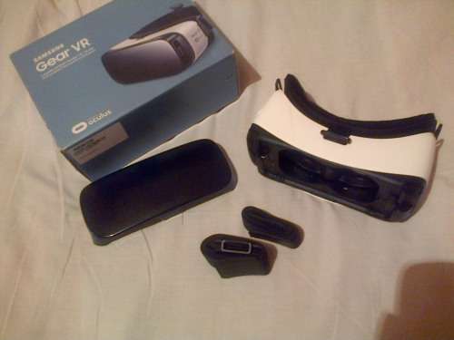 Samsung Gear VR powered by Oculus frost white (as new) for urgent sale - Bargain!!
