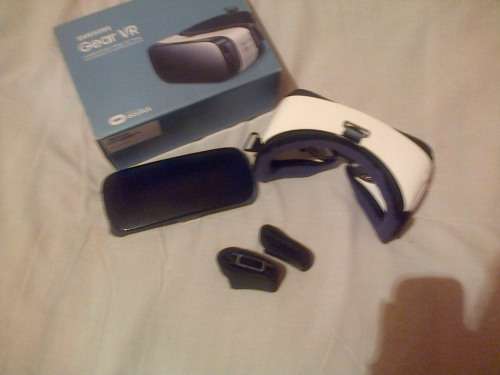 Samsung Gear VR powered by Oculus frost white (as new) for urgent sale - Bargain!!