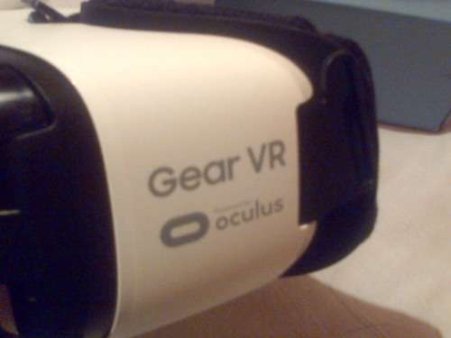 Samsung Gear VR powered by Oculus frost white (as new) for urgent sale - Bargain!!
