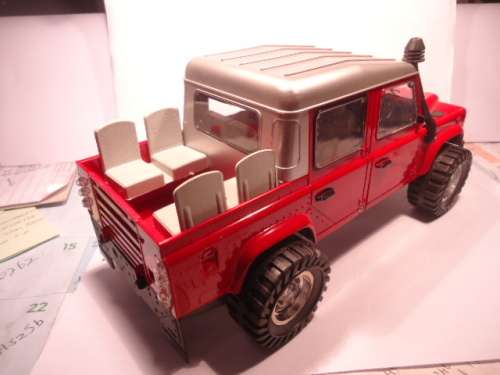 Plastic - 1/18 scale - Land Rover - Defender 130