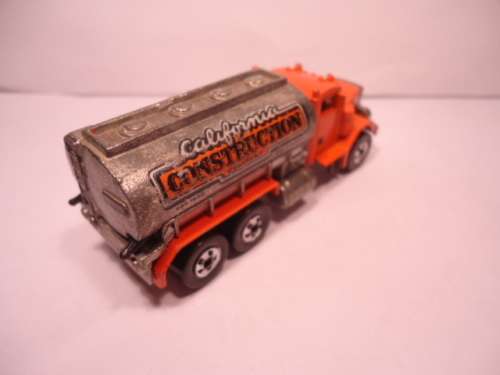 Hotwheels - # 1689 - 1981 - Peterbilt Tank Truck - Calafornia Construction  - made in Malaysia