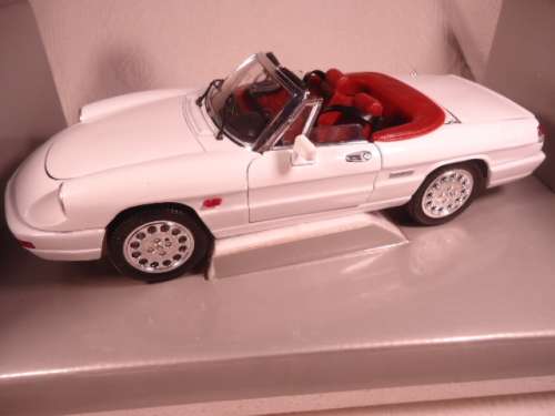 Universal Hobbies - Alfa Romeo - Spyder Convertible - Eagles Race - # 330100