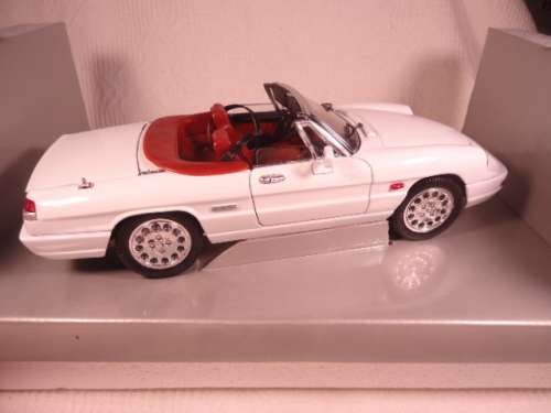 Universal Hobbies - Alfa Romeo - Spyder Convertible - Eagles Race - # 330100