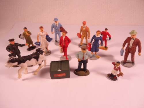 3 x station Staff + 6 x Passengers + 1 x racing driver + 1x little girl + 1 x cow + 1 x whisky crate