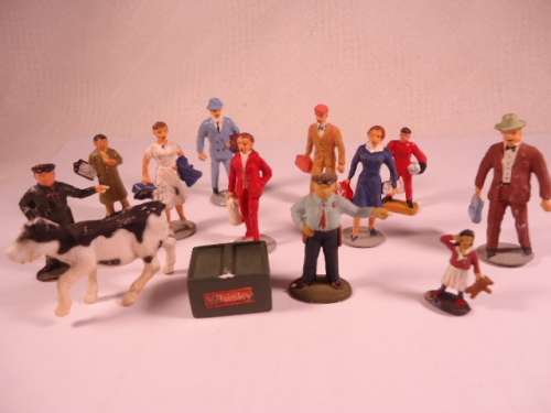 3 x station Staff + 6 x Passengers + 1 x racing driver + 1x little girl + 1 x cow + 1 x whisky crate