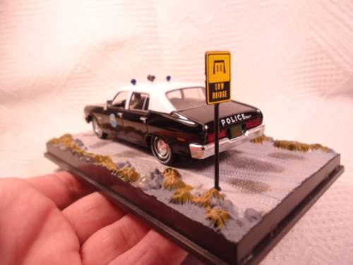 James Bond 007 - Chevrolet Nova - San Monique Police with 2 figurines - Live and Let Die