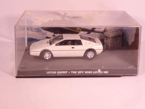 James Bond 007 - Lotus Esprit, with 2 figurines - The spy who loved me