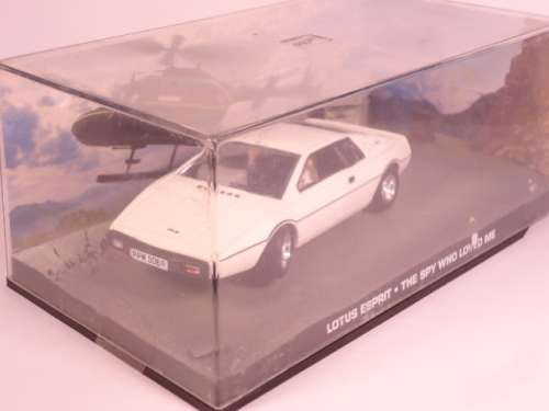 James Bond 007 - Lotus Esprit, with 2 figurines - The spy who loved me
