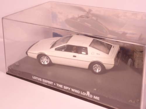 James Bond 007 - Lotus Esprit, with 2 figurines - The spy who loved me