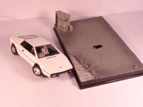 James Bond 007 - Lotus Esprit, with 2 figurines - The spy who loved me