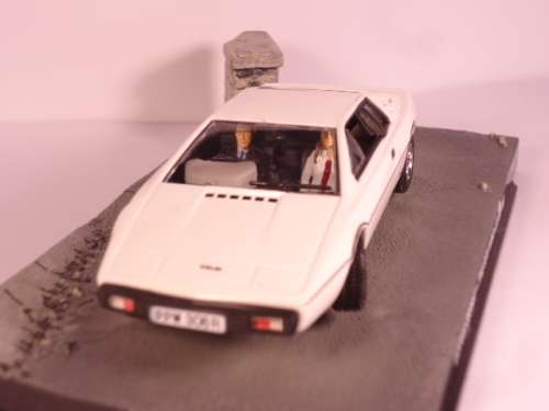 James Bond 007 - Lotus Esprit, with 2 figurines - The spy who loved me