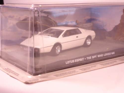 James Bond 007 - Lotus Esprit with 2 figurines - The Spy Who Loved Me