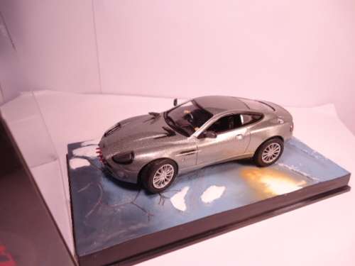 James Bond 007 - Aston Martin V12 Vanquish with figurine - Die Another Day