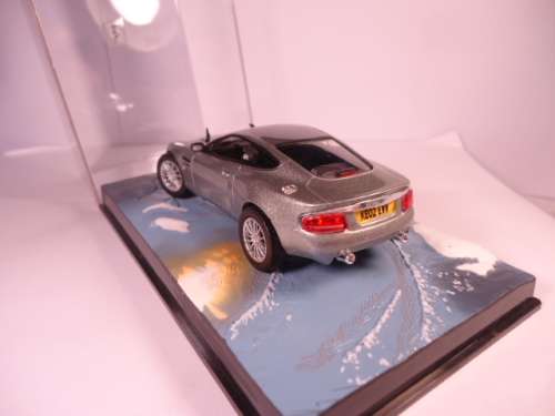 James Bond 007 - Aston Martin V12 Vanquish with figurine - Die Another Day