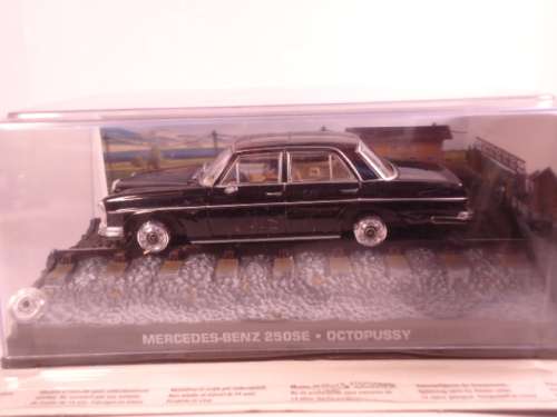 James Bond 007 - Mercedes-Benz 250SE with figurine - Octopussy