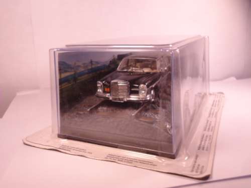 James Bond 007 - Mercedes-Benz 250SE with figurine - Octopussy